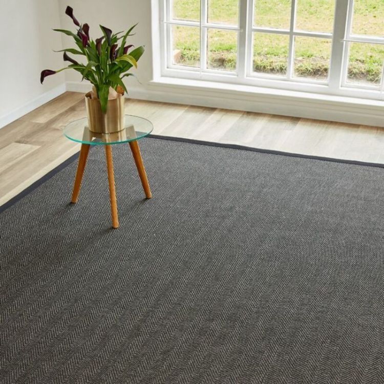 NATURAL-LOOK WEAVE BLACK RUG