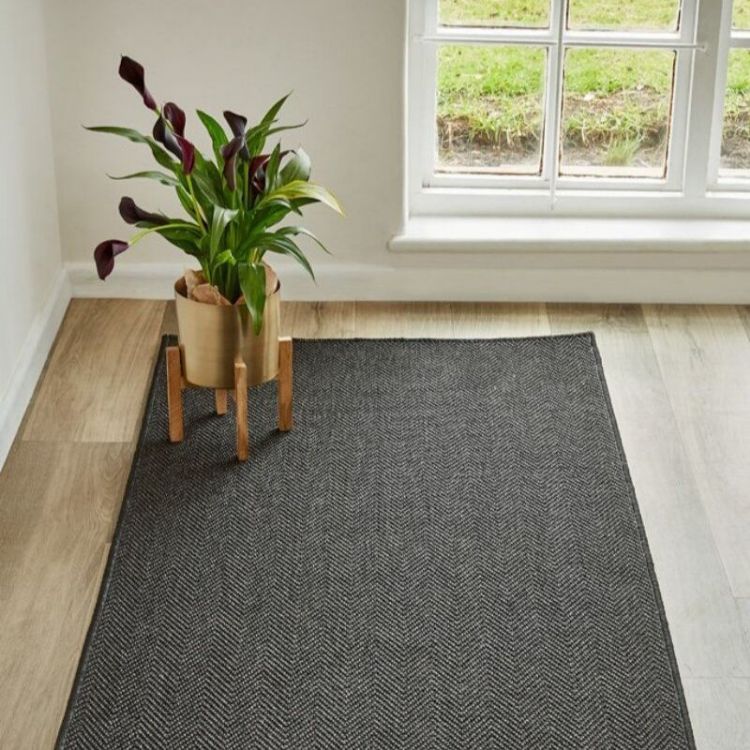 NATURAL-LOOK WEAVE BLACK RUG