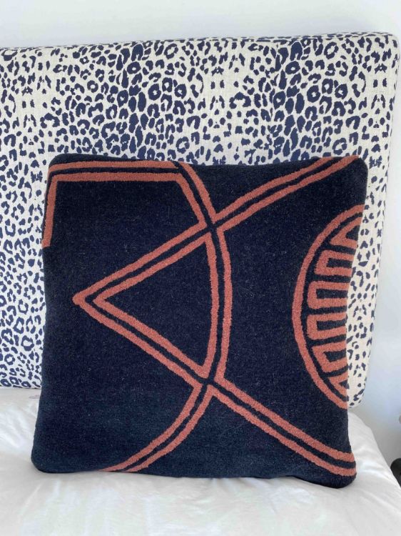 Picture of BLACK RUST CUSHION (HAND-TUFTED)