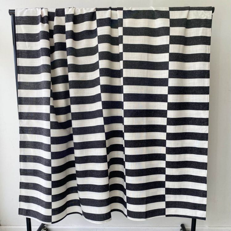 Picture of BROKEN STRIPE BLACK (TABLECLOTH)