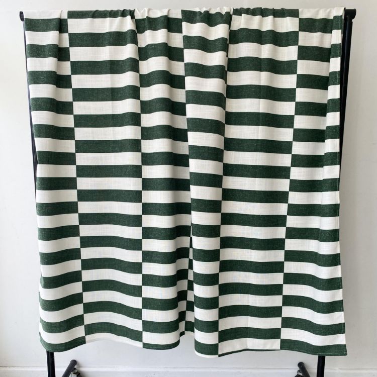 Picture of BROKEN STRIPE GREEN (TABLECLOTH)